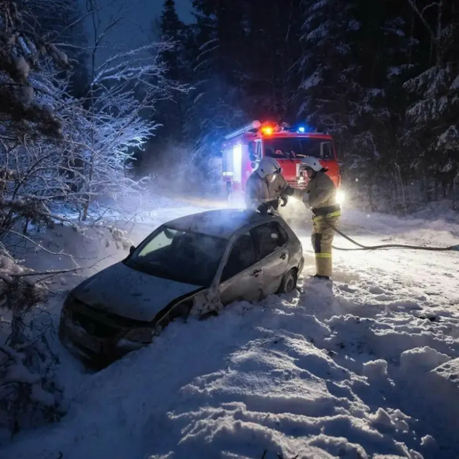 Ликвидация ДТП под Верхним Уфалеем: спасатели эвакуировали автомобиль из кювета