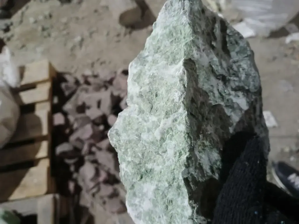 Жадеит колотый