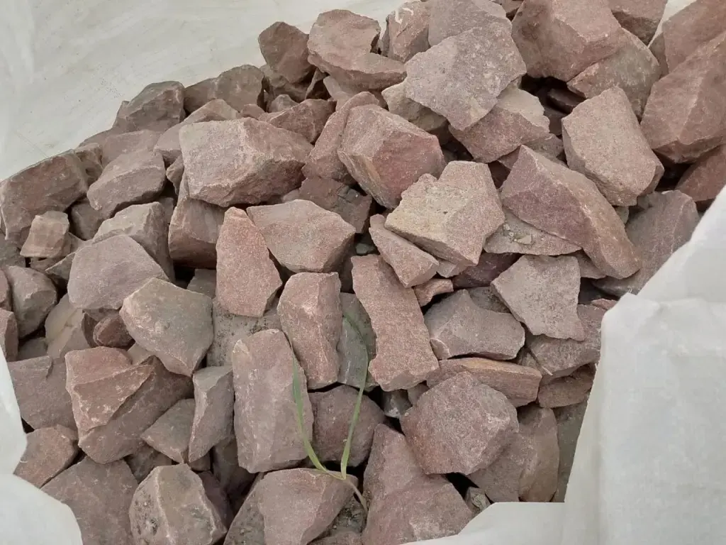 Кварцит малиновый колотый