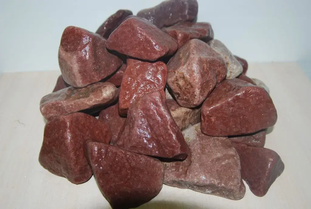 Кварцит малиновый шлифованный