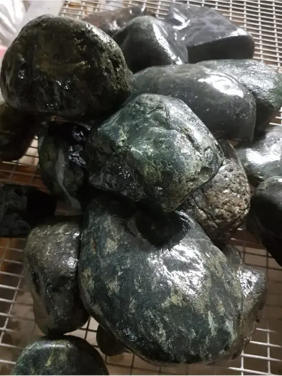 Нефрит шлифованный