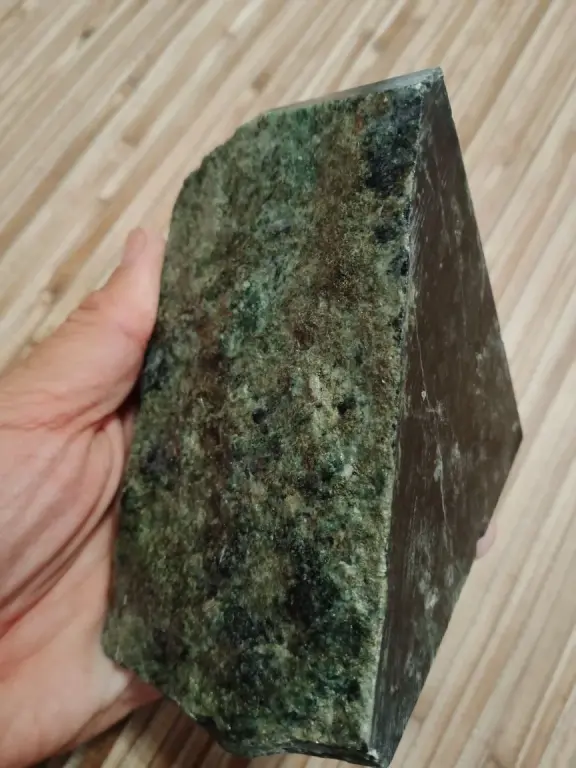 Нефрит колото-пиленный