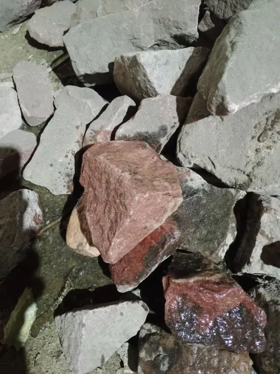Кварцит малиновый колотый