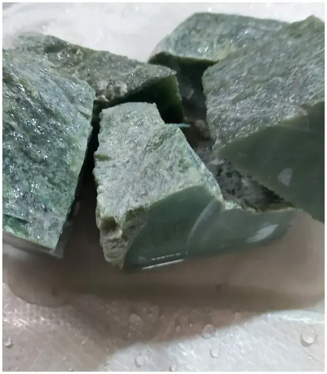 Нефрит колото-пиленный