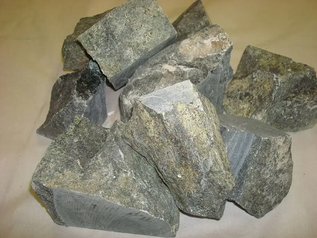 Нефрит колото-пиленный