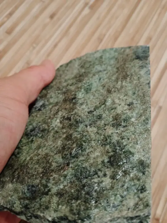 Нефрит колото-пиленный