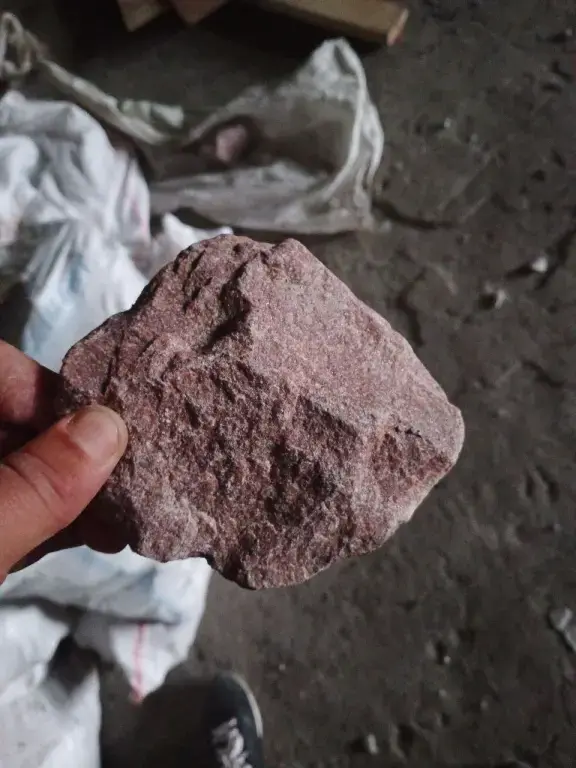 Кварцит малиновый колотый