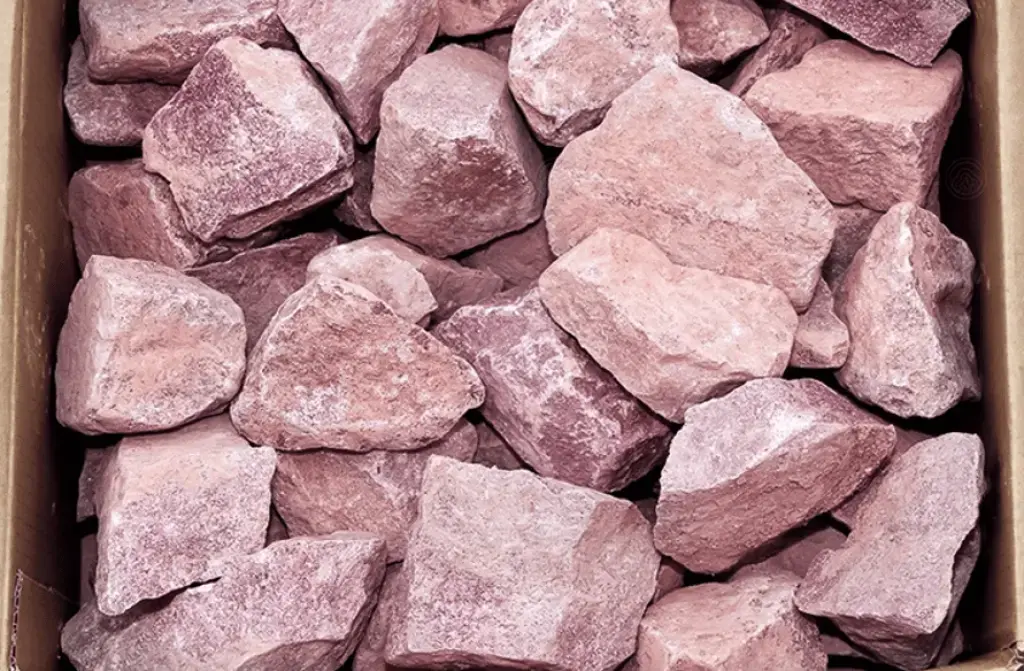 Кварцит малиновый колотый