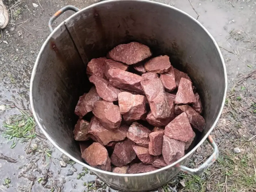 Кварцит малиновый колотый